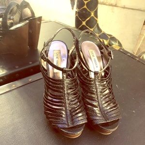 🐜🍹CUTE BLACK STEVE MADDEN WEDGES